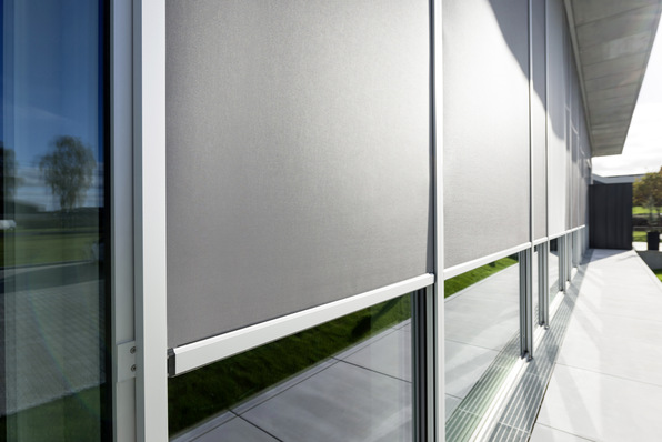 Die Sonnenschutzsysteme VS Z, VS C und VS sind in zahlreichen Gewebearten und -farben verfügbar – für individuellen Blend-, Sicht- und Hitzeschutz von transparent bis blickdicht.