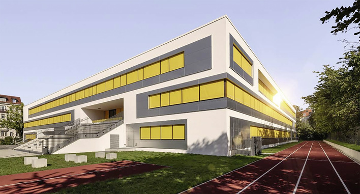 Um einen ausreichenden Blend- und Wärmeschutz zu erzielen, spielen die textilen Fenster-Markisen an der Kurt-Masur-Schule in Leipzig eine wichtige Rolle. Sie entsprechen den strengen Anforderungen des Passivhausstandard (PHPP).