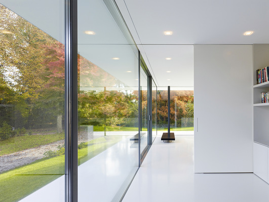 Mit dem Smart Window zeigt air-lux ein Stück Zukunft: ein intelligentes, interaktives Fenster, das via Sprachsteuerung bedient wird und mit dem pneumatischen Dichtungssystem ausgestattet ist.