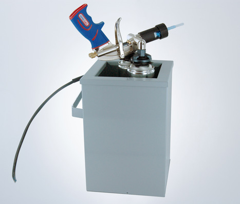 Eine robuste, mit einem stabilen Tragegriff versehene, isolierte Wärmebox sichert auch in der kalten Jahreszeit stets die Einhaltung der vorgeschriebenen Verarbeitungstemperaturen von chemischen Baustoffen.