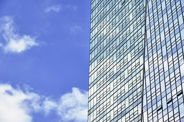 Die Architekten des Nivy Towers wünschten sich ein Fassadenglas in zwei verschiedenen Tönungen, und das mit quasi identischen Werten für Lichteintrag und Wärmeschutz. Zum Einsatz kam das Spezialglas Eclaz One von Saint-Gobain.