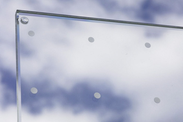 Hier im Bild ein vogelschlagsicheres Verbundglas  von Seen und Eastman, das eine  Anti-Vogelschlag Folie besitzt, bei der visuelle Elemente in die Zwischenlage eingebracht sind.