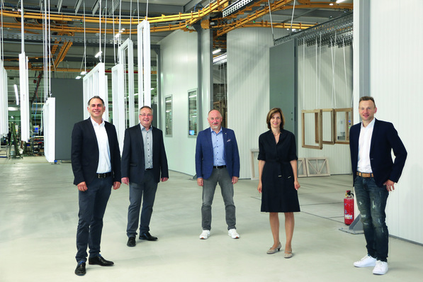 Dank der guten Zusammenarbeit steht die neue Oberflächenbeschichtungsanlage kurz vor der finalen Endabnahme: (von links) Jan-Peter Albers (geschäftsführender Geschäftsführer Aldra), Holger Asche (Produktionsleiter ewitherm), Martin Stöger (Vertriebsleitung Holzhandwerk, Remmers), Claudia Max-Heine (Geschäftsführerin Range + Heine) und Bernd Dieker (Key Account Manager, Remmers)
