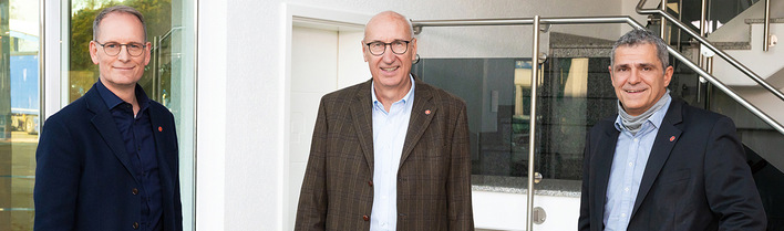 Jens Busse (l., 52) wird am 1. Dezember die Arbeit als Geschäftsführer bei hilzinger aufnehmen und gemeinsam mit den Geschäftsführern Helmut Hilzinger (m.) und Christian Bandle die Spitze der Geschäftsleitung bilden.