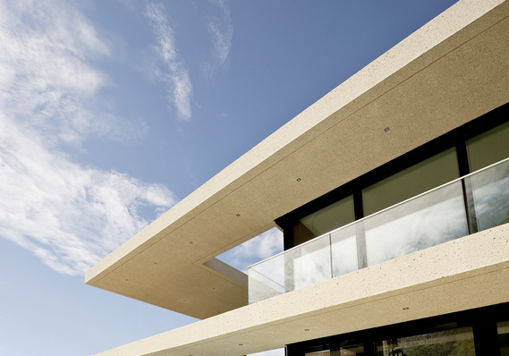 Das Ganzglasgeländer GM ­Railing ­Double von Glas Marte hat sehr ­schlanke ­Profile.