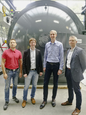 Qualitätsmaschinen für Qualitätsglas – Frerichs Glas hat in Verden die VSG-Produktion aufgenommen. Vor dem neuen Autoklaven (v.l.): Jan Leyk, GF Dr.-Ing. Jan Wennemer, Arne Schwering, Bodo Hagemeister.