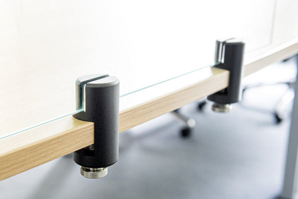 Mit VetroScreen Klemmhalt﻿ern lassen sich Gläser der Stärken von 4 – 10 mm sicher fixieren.