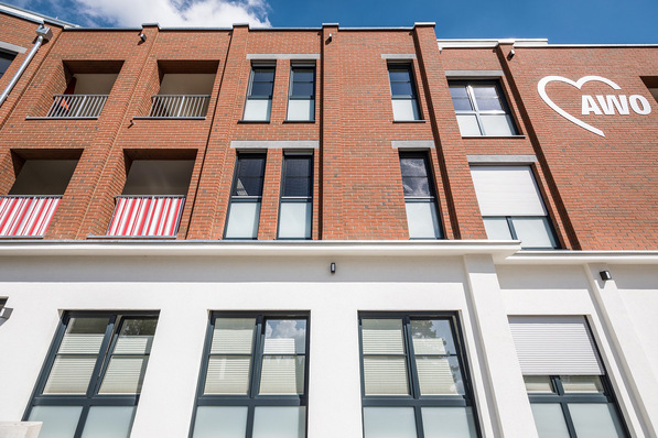 Industriehistorie und modernes Wohnen treffen an diesem Seniorenhaus aufeinander: Die Fassade des Neubaus (2019) in Klinkerstein-Optik erinnert an die Fabrik-Vergangenheit. Mit dem Fenstersystem S 9000 in acrylcolor 7016 (Anthrazitgrau) setzt das Seniorenhaus auf moderne Optik und gleichzeitig auf Wohnkomfort.