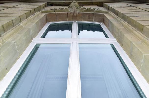 Bei den neuen Isoliergläsern wurde ein hocheffizientes Sonnenschutzglas eingesetzt, welches sehr lichtdurchlässig ist, bei gleichzeitig höchst möglicher Transparenz.﻿ Das hängt mit der fehlenden Klimaanlage im Schloss zusammen. 