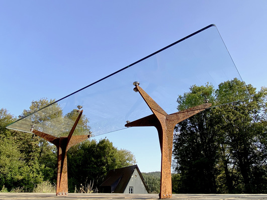 „Branch“ besitz﻿t eine solide Tischplatte aus ESG-Glas mit gerundeten Ecken und polierten Kanten.