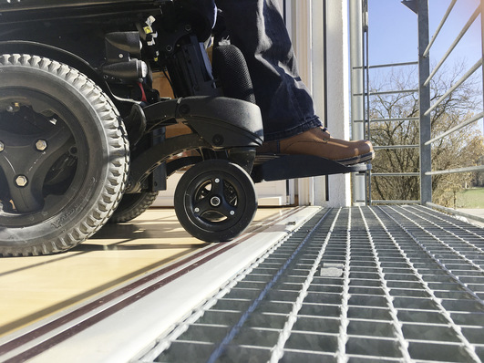 DIN-Norm für Barrierefreiheit und techn. Lösung: Die Deutsche Gesellschaft für Muskelerkrankung (DGM) hat schon 1999 im Sinne ihrer Mitglieder die damals einzige Nullschwelle für Außentüren einbauen lassen. „Die Technik der Magnet-Nullschwelle hat uns überzeugt, auch die neuen Türen, die Anfang 2020 eing﻿ebaut wurden, sind wieder mit der gleichen Dichtung ausgestattet“, berichtet Sybille Metzger von der Hilfsmittelberatung der DGM.