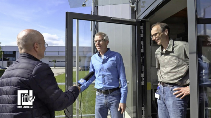 Während des ersten Rosenheimer Online-Dialogs 2020 stellte Außenreporter Manfred Stoff vom ift die Prüfstellenleiter des neuen Labors Bauakustik Andreas Preuss (m.) und Dr. Joachim Hessinger (r.) vor.