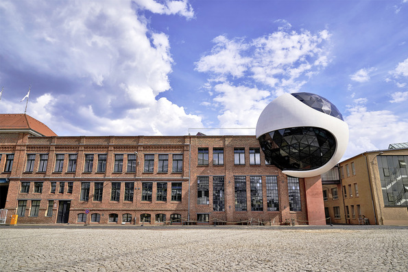 Bei der Niemeyer Sphere des Kranherstellers Kirow in Leipzig sorgen schaltbare Flüssigkristallgläser von Merck für den Sonnenschutz. Die eyrise Gläser lassen sich in ­Sekundenschnelle stufenlos abdunkeln und besitzen eine neutrale Tönung.