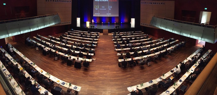 Im  Mai haben die Fensterbauer die Chance auf eine interessante Tagung – ohne Digitalkomponente. Der über die Ländergrenzen bekannte Fenster-Türen-Treff wird wieder in Salzburg stattfinden (Bild von der Veranstaltung im März diesen Jahres).