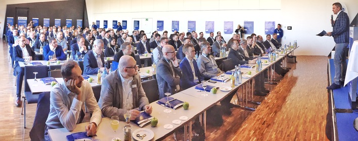 Diesmal wird Oliver Frey (auf der Bühne) seine Netzwerk-Partner nicht im Congress Centrum in Heidenheim begrüßen – die Veranstaltung wird in die fussläufig erreichbare Voith Arena umziehen. 