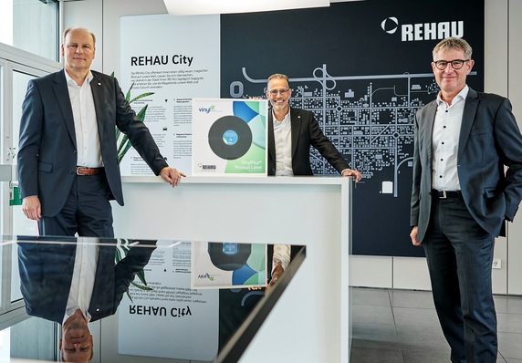Ausgezeichnet nachhaltig: Die REHAU Division Window Solutions erhielt das VinylPlus Produktlabel. Über den Erfolg freuen sich v.l. Carsten Heuer, Leiter der Division Window Solutions, Michael Stöger, Head of Operations and Supply Chain, und Jörg Ipfling, Head of Recycling Technology Window Solutions.