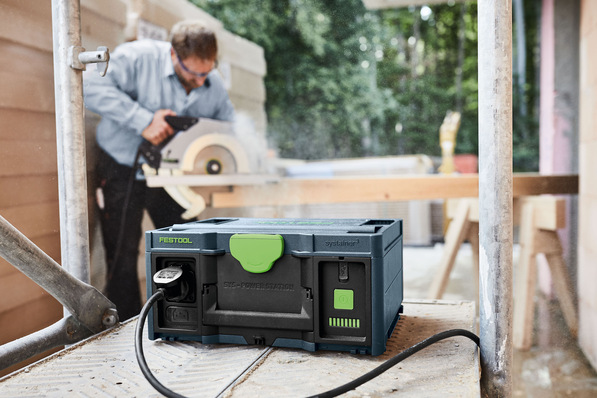 Die SYS-PowerStation bietet mit dauerhaft 3.680 Watt und kurzzeitig bis zu 11.000 Watt genug Leistung für alle netzgebundenen Werkzeuge – sogar für Absaugmobile, große Sägen und Bohrhämmer.
