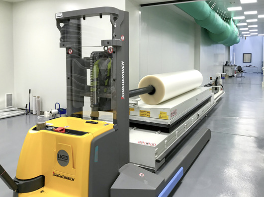 Das neue Translucent White ist Teil der „Decorative ­Glazing“ Farbpalette von Trosifol und in Rollenbreiten von 100 – 240 cm erhältlich. Mit einer 70 %igen Lichtdurchlässigkeit ist es ideal als Sichtschutz geeignet. 