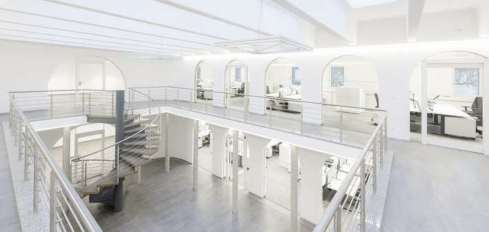 Durch den Umbau des rund 50 Jahre alten Gebäudes sind im Inneren eine Reihe heller Büroräume entstanden, die auch den aktuellen Brandschutzvorgaben entsprechen. 