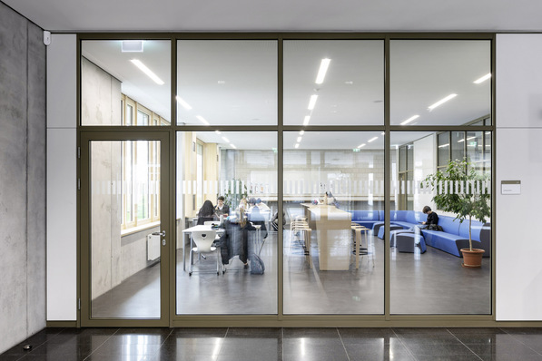 Die fecopur-Brandschutz-Verglasungen sowie die eingesetzten Glastüren mit ihren Alurahmen schaffen in dem Schulbau  helle Räume und viel Transparenz hin zum Aufenthaltsbereich der Schüler.