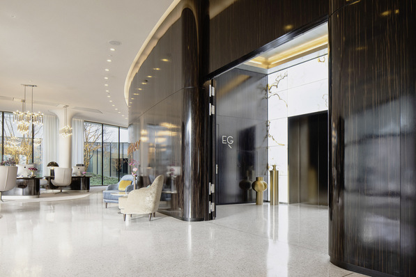 In der Fahrstuhllobby des Grandhotels „The Fontenay“ in Hamburg ist eine Sonderlösung des Basys-Rollenbandsystems „Objecta“ im Einsatz. Die ­riesigen Türblätter mit Aufdopplung schließen im Brandfall automatisch.