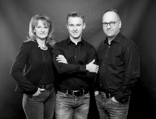 Gemeinsam leiten Glasermeisterin Claudia Bernecker und ihr Mann Andy die Glaserei Späth. Mit im Familienbetrieb ist heute auch Sohn Dominik (Mitte).