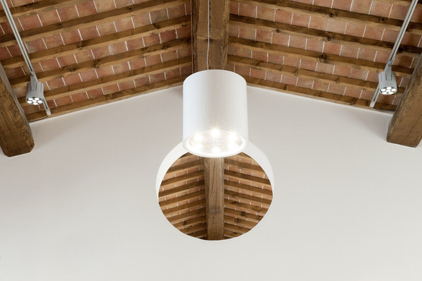 Die Decke beeinflusst unmittelbar die Atmosphäre im Ausstellungsraum, übt Einfluss auf die Behaglichkeit aus.