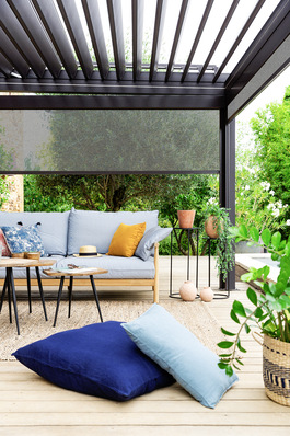 Das neue Gewebe überzeugt bei Seitenmarkisen für Terrassendächer mit besonderer Transparenz
sowie hohem Lichtdurchlass und Blendschutz