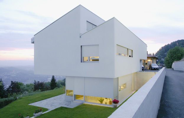 Der Thermo NB kommt als Komplettpaket, ist überputzbar und wird so eins mit der Fassade. Er eignet sich sowohl für Rollläden als auch Raff­stores und kann wahlweise mit Revision innen oder außen montiert werden.