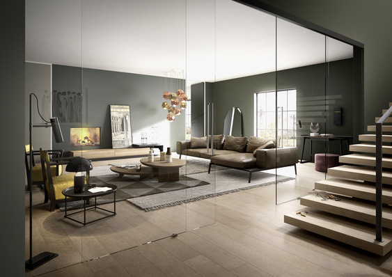 Hier das Glasschiebesystem Scenario (Ausführung Visio) mit  Deckenschiene  und vier Schiebe­türen in trans­parentem Klarglas.