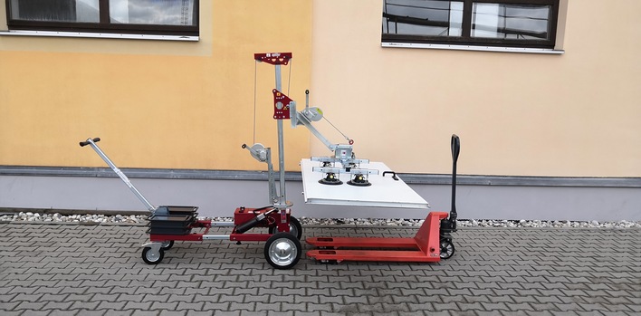 Mit dem neuen Kipparm-Zubehör für den Uplifter UPT 250 lassen sich auch Türen leicht bewegen und montieren.