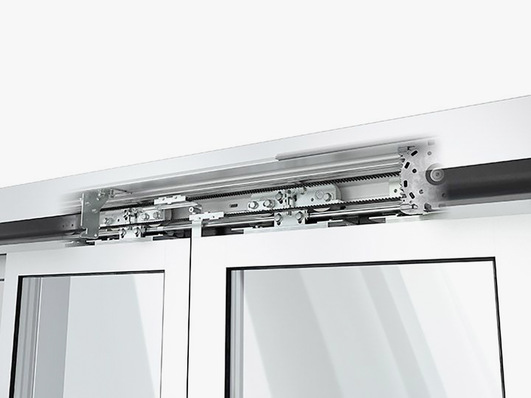 Mit dem ES Proline hat dormakaba ein neues Antriebssystem für automatische Schiebe­türen im Programm, das bis zu 400 kg schwere Türflügel bewegen kann.