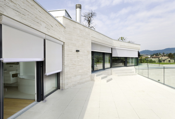 Screeny ist ein vielseitiges System, das über einer Vielzahl von Schienen und Kästen verfügt und sich perfekt in die moderne Architektur einfügt.