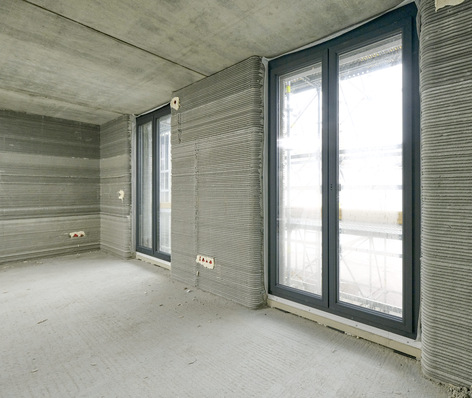 Beim Einbau der Fenster- und Türenelemente setzten die Monteure von Gugelfuss für den unteren Anschluss spezielle Unterbaudämmprofile und Fensterbankdämmkeile ein. Seitlich erfolgt die Befestigung über Laschenmontage.