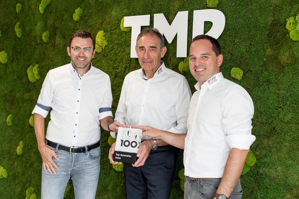 Tobias Kern (r.) und André Leffler (l.) übernehmen von Bernhard Helbing die Verantwortung. Gemeinsam freuen sie sich hier über die Verleihung des Innovationspreises „TOP 100“.