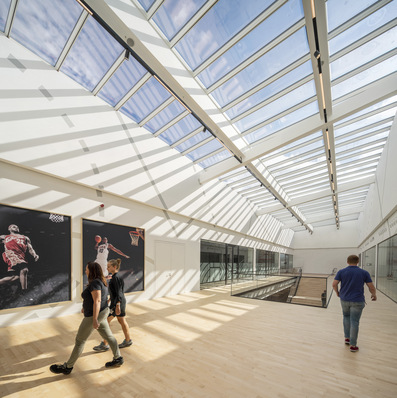 Die Stufen-Lichtband-Lösung, gehört zur Kategorie Verglasungssysteme/ Glasdächer des Produktsortiments von Velux Commercial.