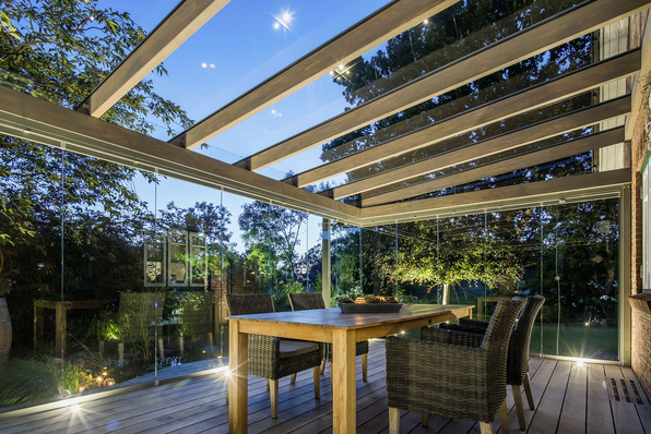 Die Holzsparren im Inneren sorgen für eine behagliche Atmo­sphäre und spiegeln die Optik des Bodes wider.