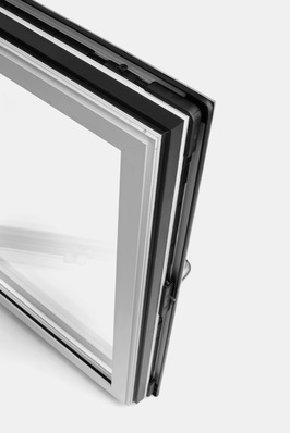 Für Aluminiumfenster unterschied­licher Größe und Ausführung entwickelte Winkhaus das Beschlagsystem aluPilot.
