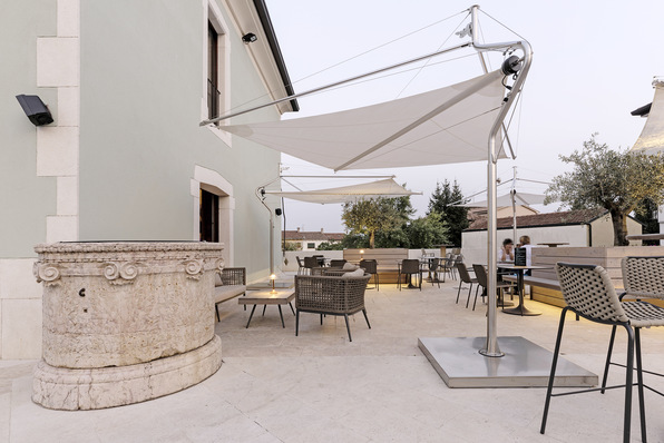 Die aufwickelbaren Sonnensegel können in nur wenigen Sekunden vollständig geöffnet oder geschlossen werden.