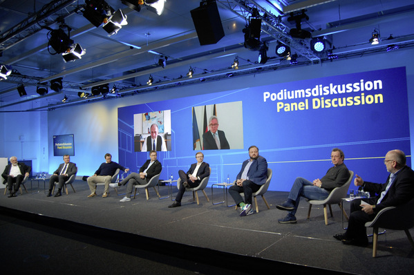 Die erste Podiumdiskussion hatte 10 Teilnehmer, davon zwei per Liveschaltung. Live auf der Bühne: v.l. Heinrich Abletshauser (BVRS), Fritz Engelhardt (­Vorsitzender DEHOGA BW), Bio-Koch Simon Tress, Christian Thomas (Warema), Jan Kattenbeck (Markilux), Andreas Husmann (Leiner), Thomas Koch (Terrassen­profis), Olaf Vögele (Moderator). Zugeschaltet waren Justizminister für Baden-Württemberg und Europa Guido Wolf MdL aus dem Stuttgarter Landtag und ZDH Präsident Hans ­Peter Wollseifer aus seinem Büro in der Kölner Handwerkskammer.