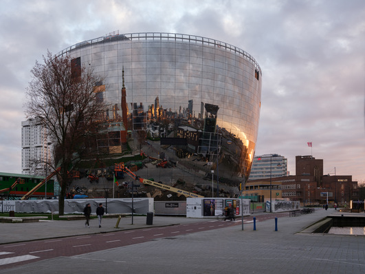 Nur Spiegel in der Fassade, über 1600 Spiegel-Elemente sind in der SG Fassade von Jansen verbaut.