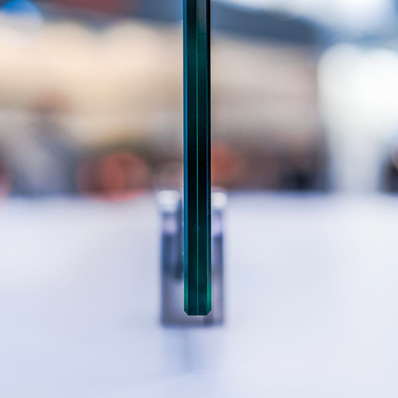 Sieht auf den ersten Blick wie ein VSG aus, ist aber ein Isolierglas: das Vakuum-Isolierglas Fineo mit einen SZR von nur 0,1mm Dicke.