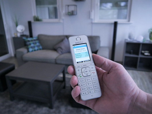 Mit der Kombination aus elektrischem Gurtwickler und der FRITZ!Box ist ein automatisierter Sicht- und Sonnenschutz im Handumdrehen per FRITZ!Fon eingerichtet.