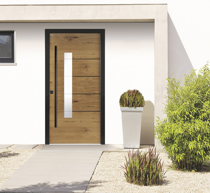 Durch schwarze Details wie Aluminiumlisenen, ­Applikationen und Griffen ­erhalten die neuen Haustürmodelle zeitlose und moderne Eleganz.