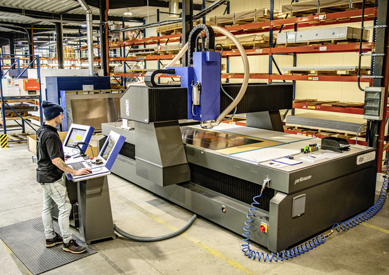 Der Haustürfüllungsanbieter dpi aus Wesel hat in ein neues Bearbeitungszentrum investiert.