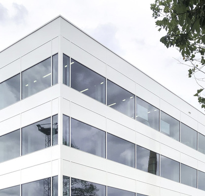 Die Gläser der Produktfamilie Infrastop Q sind in ihrer Außenreflexion miteinander abgestimmt, so dass sich die verschiedenen Typen in einer Fassade kombinieren lassen und dabei optisch und farblich harmonieren.