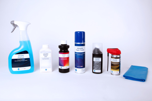 Perfekt abgestimmt für die Reinigung, Intensivreinigung und Wartung von Kunststofffenstern: die neuen VEKAPRO Reinigungs- und Pflegemittel
