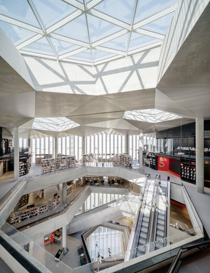 Die Dachverglasung der drei Oberlichter der Deichman Bjørvika Bibliothek in Oslo umfasst 440 m 2  Okatech  Isolierglas. Die Aluminium- Steckmetalleinlagen im SZR erzeugen einen unverwechselbaren Glanz.