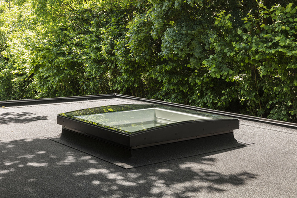 Die Variante Konvex-Glas ist für den Einbau auf Dächern mit einer Neigung von 0-15 Grad geeignet, während das Oberelement mit Flach-Glas bei 2-15 Grad Neigung zum Einsatz kommen kann.