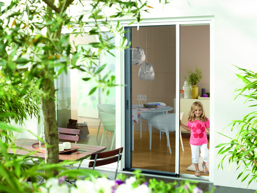 Wenn es um die Art der Ausführung geht, gibt es viele Varianten: Für Fenster können Kunden unter Dreh-, Spann- und Schieberahmen wählen. Für Türen stehen Plissees, Dreh- und Schiebeanlagen zur Verfügung.